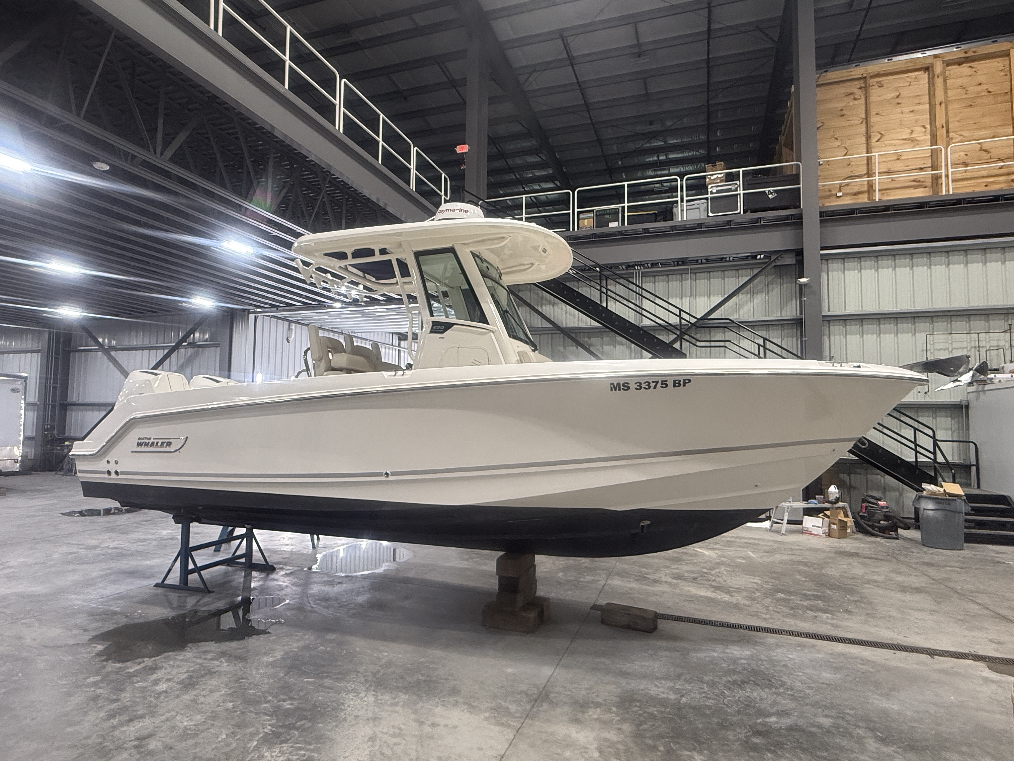 2021 Boston Whaler 250 Outrage