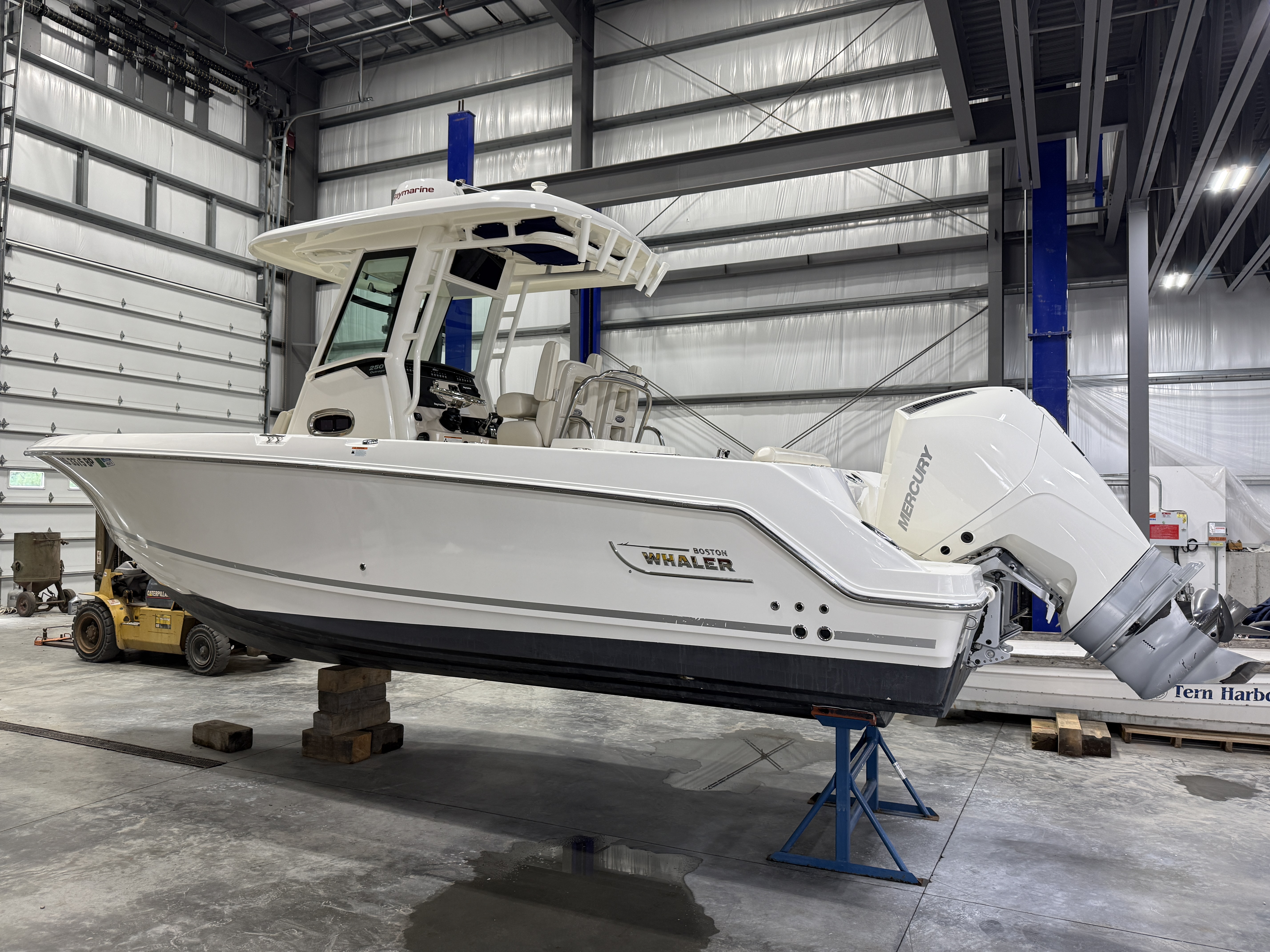 2021 Boston Whaler 250 Outrage